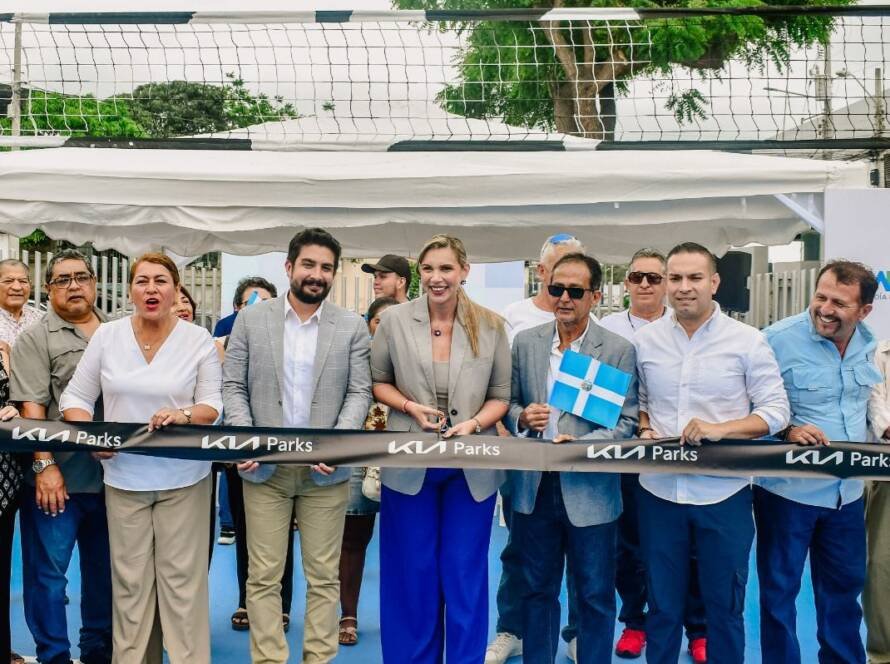Imagen de la inauguración de Kia Parks en Manta con autoridades y áreas verdes renovadas bajo el Plan S.