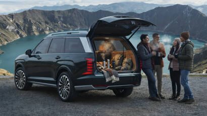 Panel de control moderno con sistemas de asistencia activa mostrando tecnología automotriz para prevenir accidentes en carretera