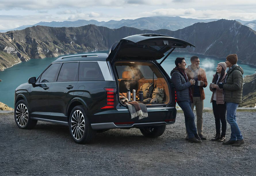 Panel de control moderno con sistemas de asistencia activa mostrando tecnología automotriz para prevenir accidentes en carretera