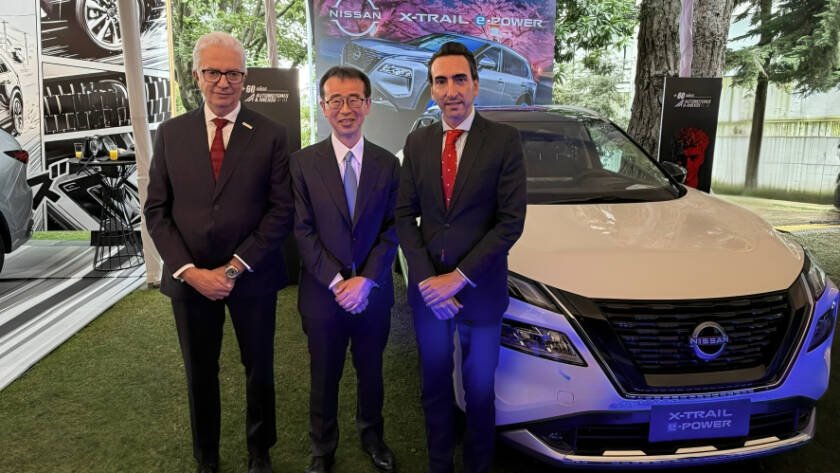 Gil Malo, Toshihiko Horiuchi y Miguel Aguirre junto al Nissan X-Trail e-POWER en Ecuador en la Embajada de Japón