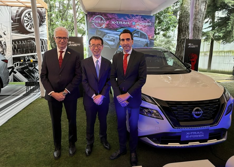Gil Malo, Toshihiko Horiuchi y Miguel Aguirre junto al Nissan X-Trail e-POWER en Ecuador en la Embajada de Japón