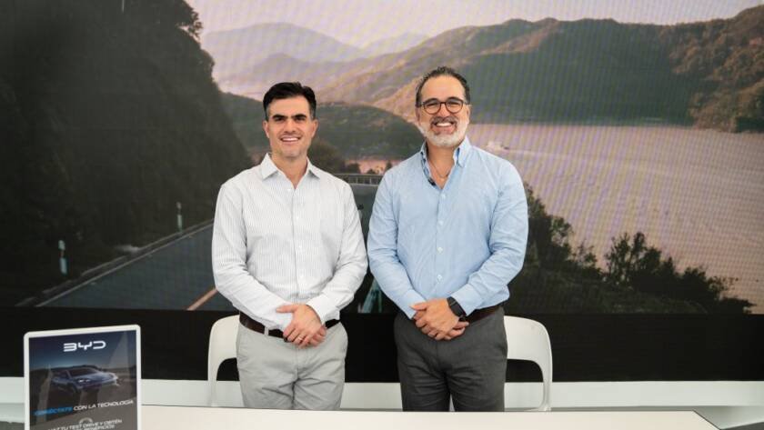 Firma de la alianza estratégica entre Premios Verdes y Andor Corp que incorpora a BYD como vehículo oficial 2026