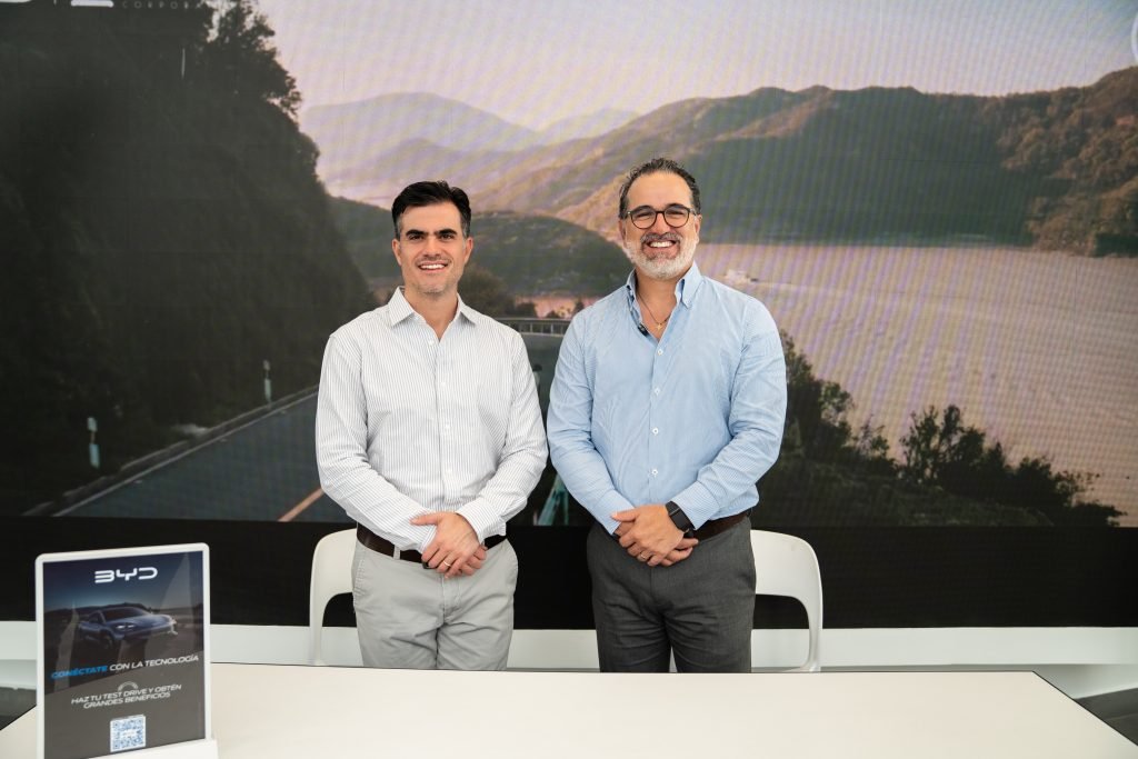 Firma de la alianza estratégica entre Premios Verdes y Andor Corp que incorpora a BYD como vehículo oficial 2026