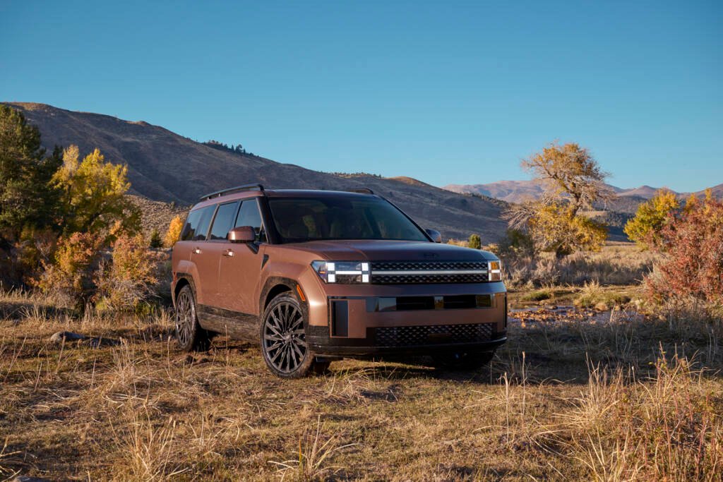 El nuevo Hyundai Santa Fe Hybrid 2026 con arquitectura estética robusta y tres filas de asientos en un contexto moderno.