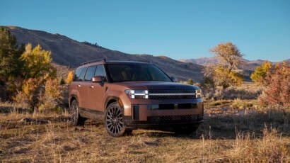 El nuevo Hyundai Santa Fe Hybrid 2026 con arquitectura estética robusta y tres filas de asientos en un contexto moderno.