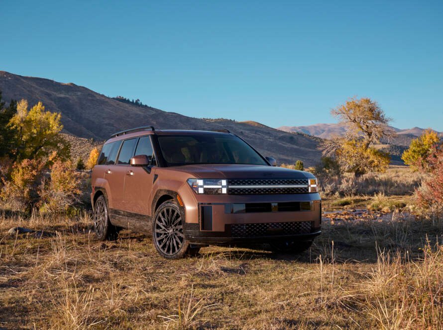 El nuevo Hyundai Santa Fe Hybrid 2026 con arquitectura estética robusta y tres filas de asientos en un contexto moderno.