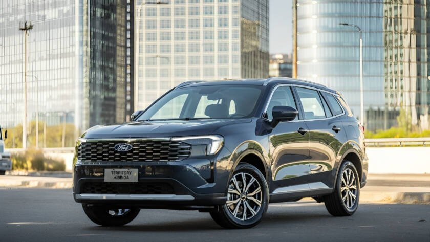 Ford Territory Híbrida circulando en carretera ecuatoriana con paisaje montañoso de fondo, vehículos híbridos Ford Ecuador