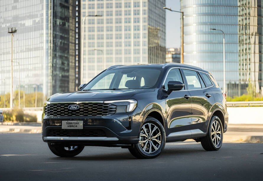 Ford Territory Híbrida circulando en carretera ecuatoriana con paisaje montañoso de fondo, vehículos híbridos Ford Ecuador