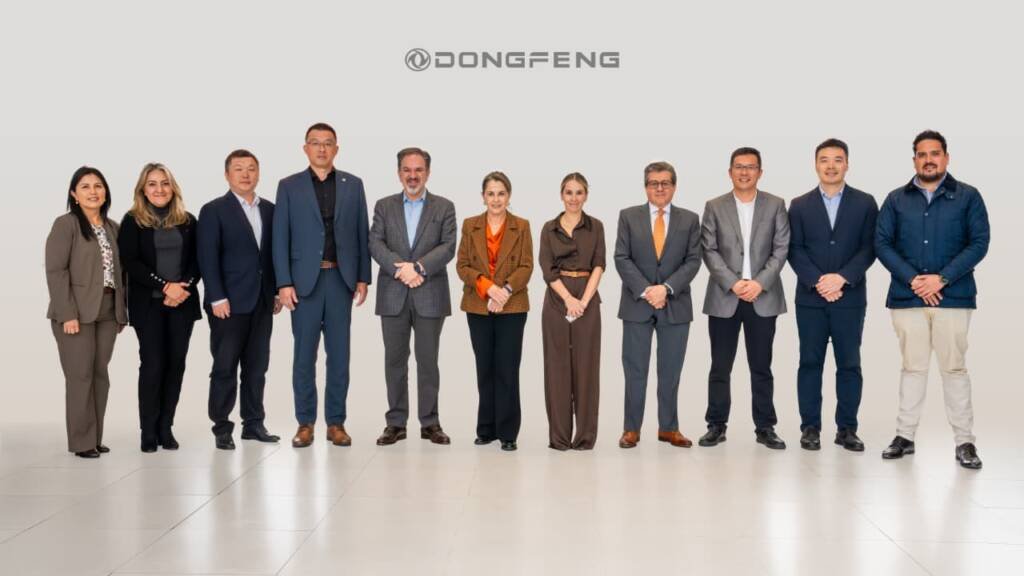 Ejecutivos de Dongfeng Motor Corporation y Corporación Maresa reafirmando su alianza estratégica de Dongfeng y Maresa en Quito.