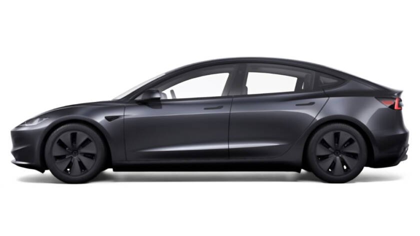 Tesla Model 3 blanco en carretera, referente en satisfacción de clientes en autos eléctricos en EE.UU.