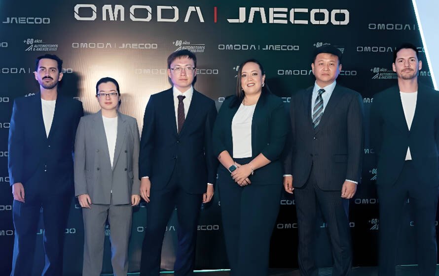 Equipo directivo de OMODA & JAECOO en presentación oficial en Quito Ecuador 2026