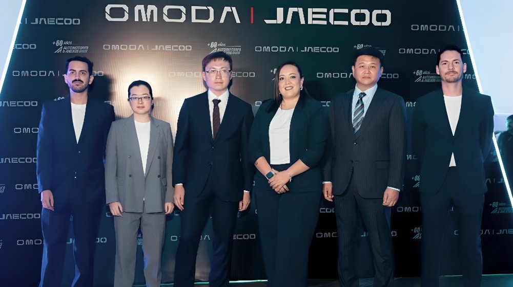Equipo directivo de OMODA & JAECOO en presentación oficial en Quito Ecuador 2026