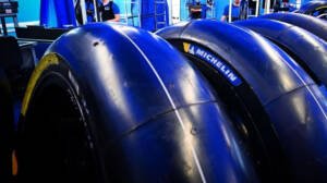 Llantas Michelin premium 2025 en exhibición con logotipo de la marca al fondo