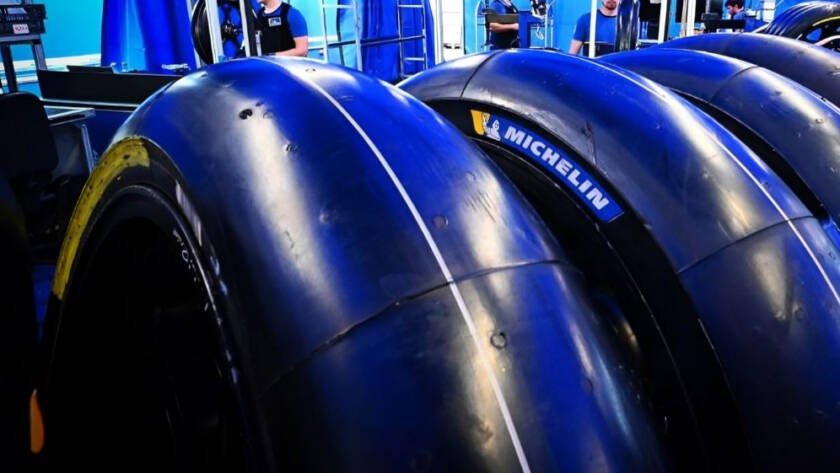 Llantas Michelin premium 2025 en exhibición con logotipo de la marca al fondo