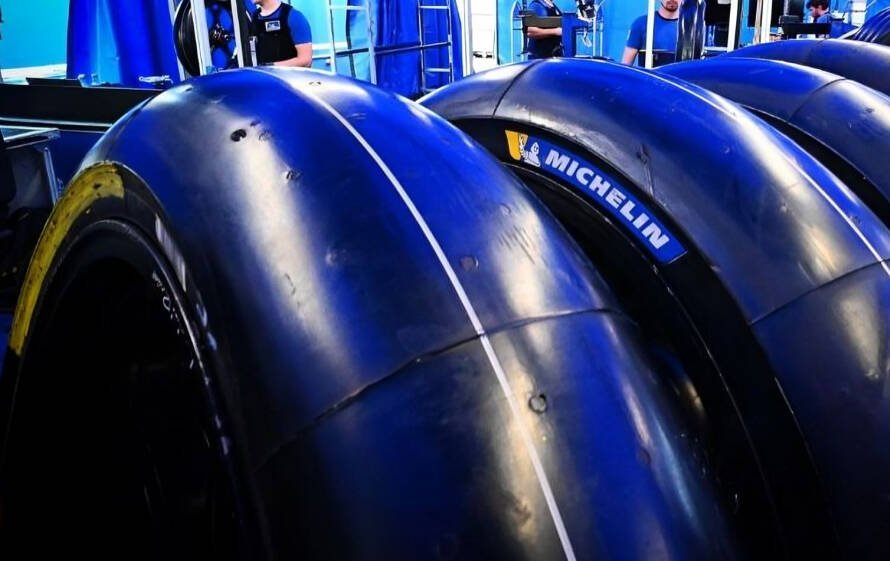 Llantas Michelin premium 2025 en exhibición con logotipo de la marca al fondo