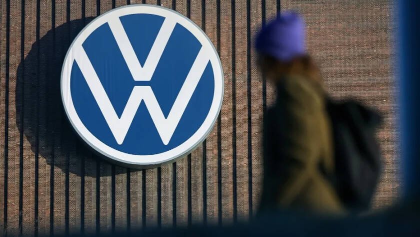 Logotipos de Volkswagen y Stellantis junto a bandera de la Unión Europea representando etiqueta hecho en Europa para vehículos