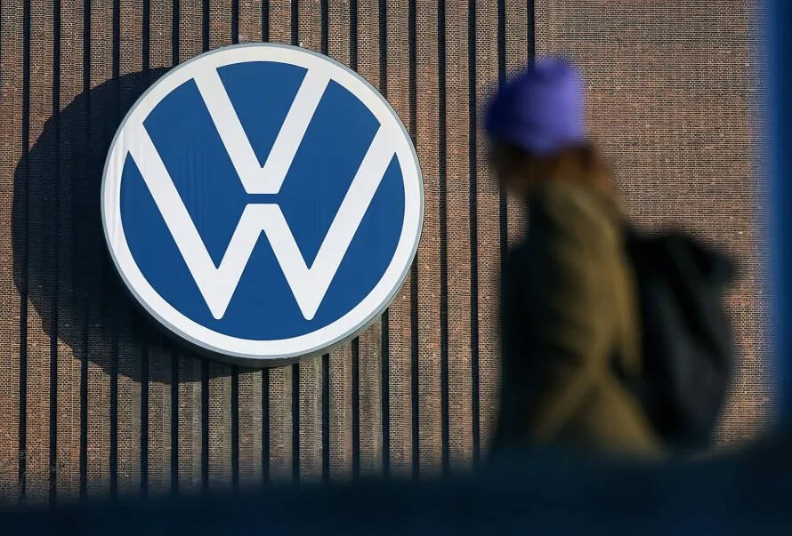 Logotipos de Volkswagen y Stellantis junto a bandera de la Unión Europea representando etiqueta hecho en Europa para vehículos