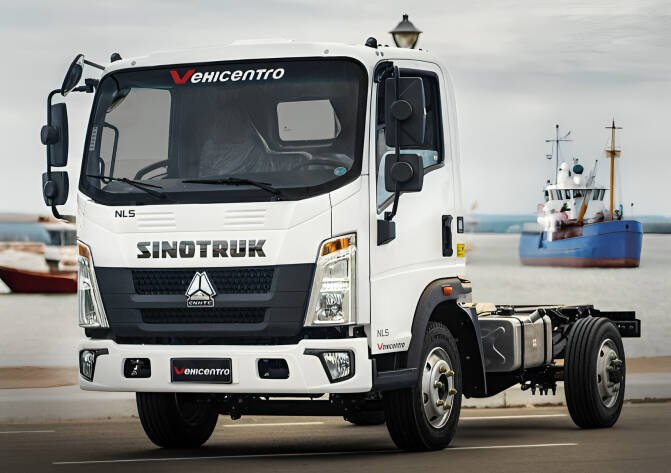 Camiones Sinotruk estacionados en concesionario del mercado de camiones en Ecuador mostrando crecimiento de ventas 2026