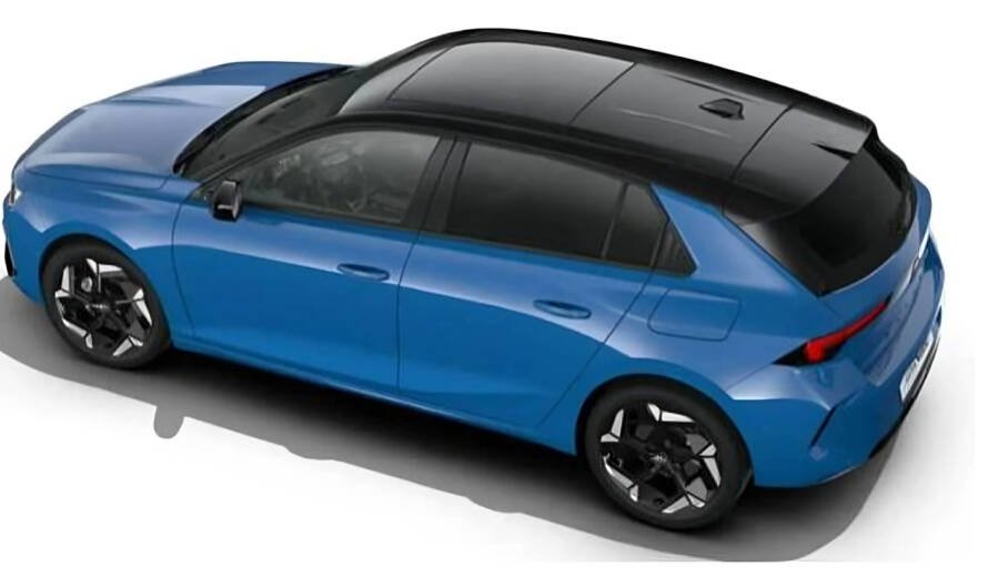 Opel Astra 2026 color plateado con diseño Vizor estacionado en carretera europea, competidor directo del Toyota Corolla