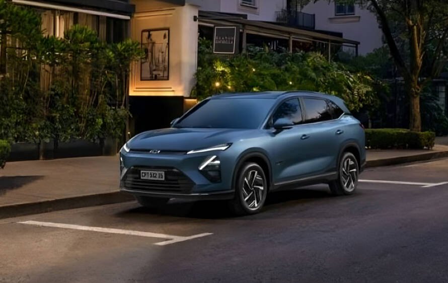 Chevrolet Captiva híbrida enchufable color azul alba estacionada mostrando diseño frontal con parrilla negro High Gloss