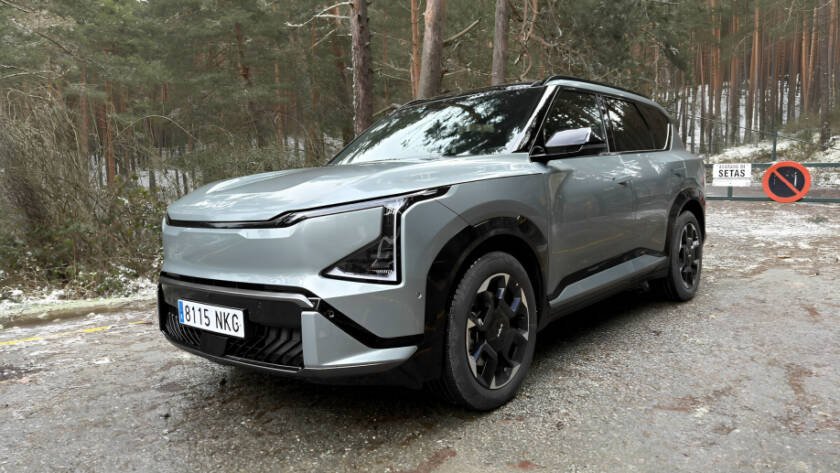 Kia EV5 eléctrico para familias europeas en carretera de montaña, color gris, vista lateral