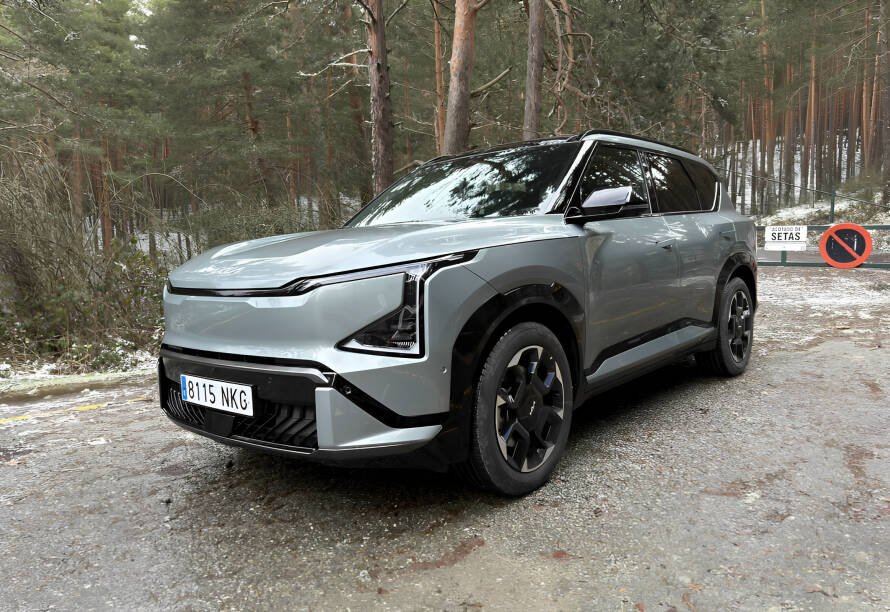 Kia EV5 eléctrico para familias europeas en carretera de montaña, color gris, vista lateral