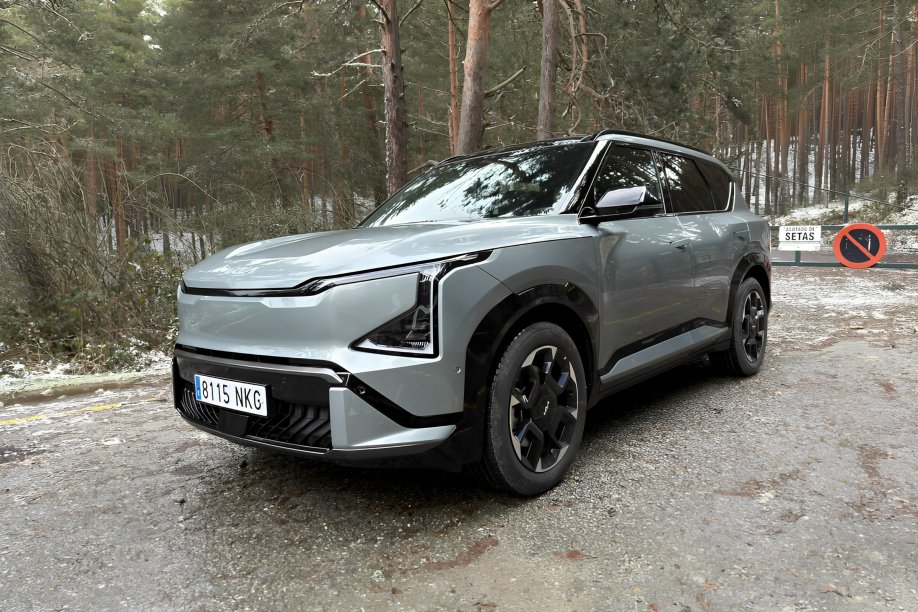 Kia EV5 eléctrico para familias europeas en carretera de montaña, color gris, vista lateral