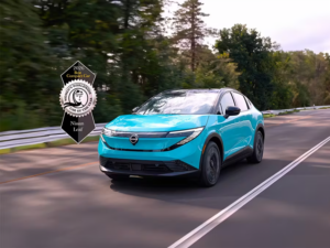 Nuevo Nissan LEAF 2026, ganador del premio Mejor Auto Compacto del Mundo, en color azul con diseño aerodinámico.