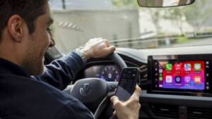 Conductor ecuatoriano utilizando asistentes de tecnología para mejorar la seguridad al conducir en Ecuador.