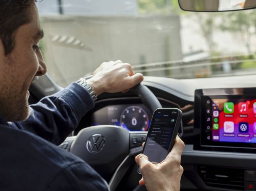 Conductor ecuatoriano utilizando asistentes de tecnología para mejorar la seguridad al conducir en Ecuador.