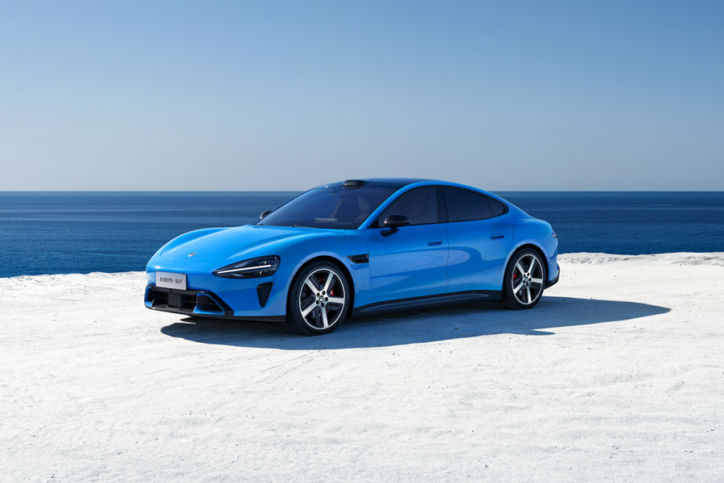 Xiaomi SU7 renovado mostrando diseño moderno y tecnología avanzada en coche eléctrico chino