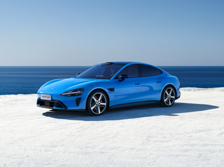 Xiaomi SU7 renovado mostrando diseño moderno y tecnología avanzada en coche eléctrico chino