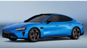 El nuevo sedán eléctrico updated Xiaomi SU7 en color azul, destacando su sensor LiDAR y diseño aerodinámico.