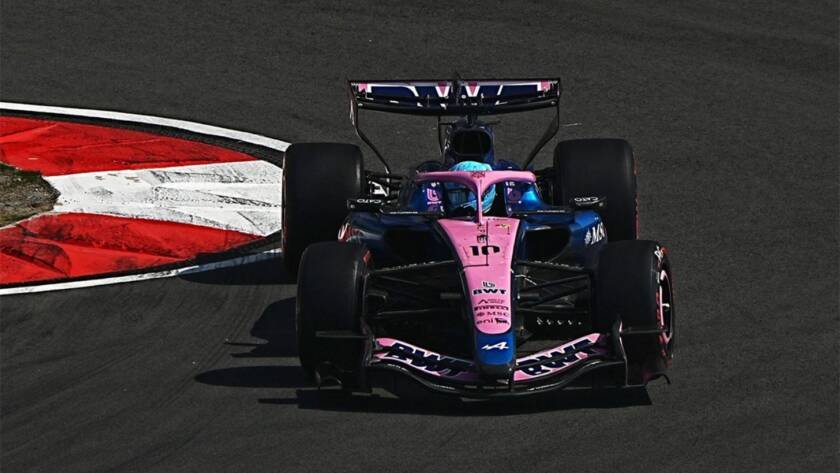 El monoplaza de Pierre Gasly enfrentando los desafíos de Alpine en Suzuka durante el GP de Japón 2026.
