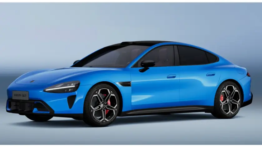El nuevo sedán eléctrico updated Xiaomi SU7 en color azul, destacando su sensor LiDAR y diseño aerodinámico.