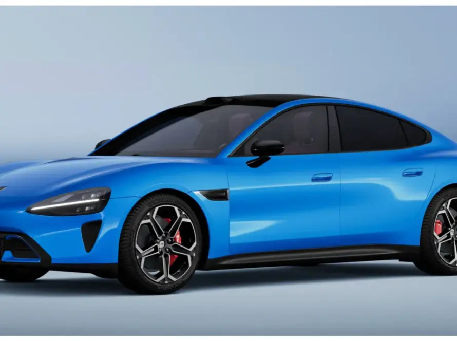 El nuevo sedán eléctrico updated Xiaomi SU7 en color azul, destacando su sensor LiDAR y diseño aerodinámico.