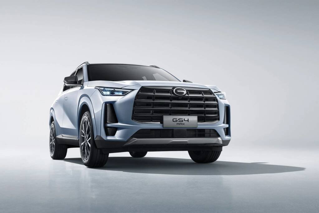 Vista lateral del SUV híbrido GAC GS4 MAX destacando su diseño moderno y tecnología híbrida en Ecuador.