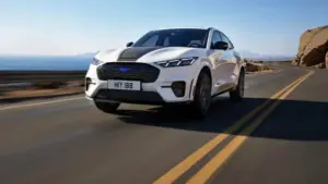 El nuevo SUV eléctrico Mustang Mach-E GT California con llantas de 20 pulgadas y detalles en Azul Rave.