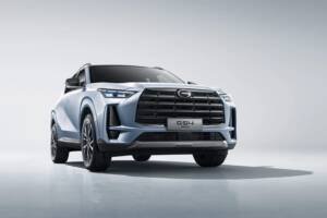 Vista lateral del SUV híbrido GAC GS4 MAX destacando su diseño moderno y tecnología híbrida en Ecuador.