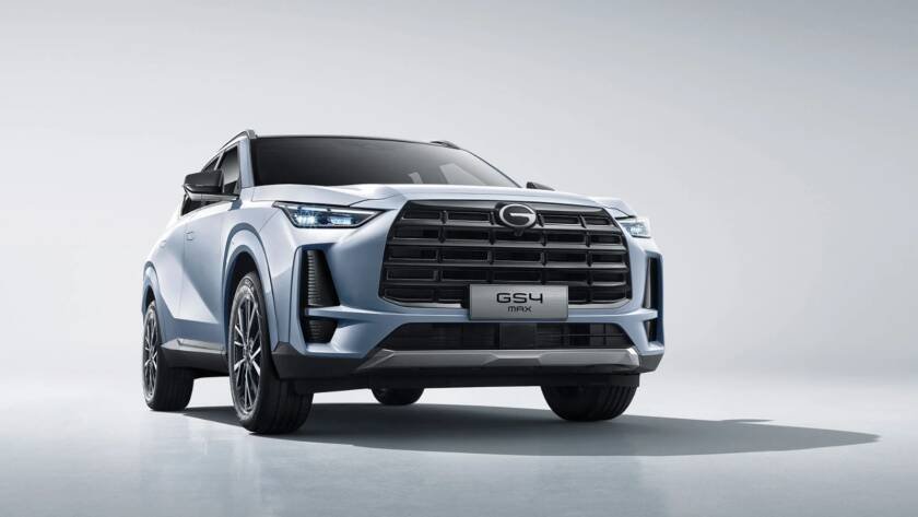 Vista lateral del SUV híbrido GAC GS4 MAX destacando su diseño moderno y tecnología híbrida en Ecuador.