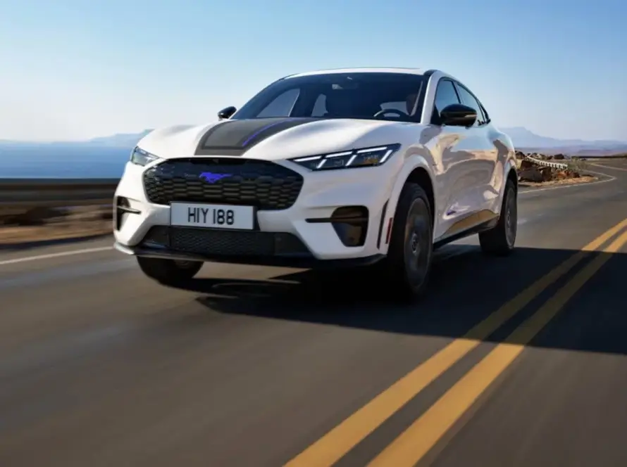 El nuevo SUV eléctrico Mustang Mach-E GT California con llantas de 20 pulgadas y detalles en Azul Rave.