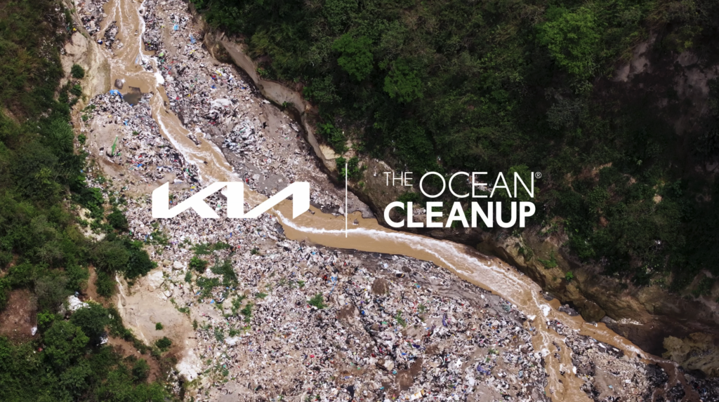 camiones Kia apoyando la recolección de plástico en ríos de Guatemala