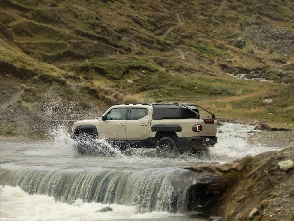 Kia Tasman recorriendo terrenos extremos en Latinoamérica durante el docuseries Kia Tasman Stories