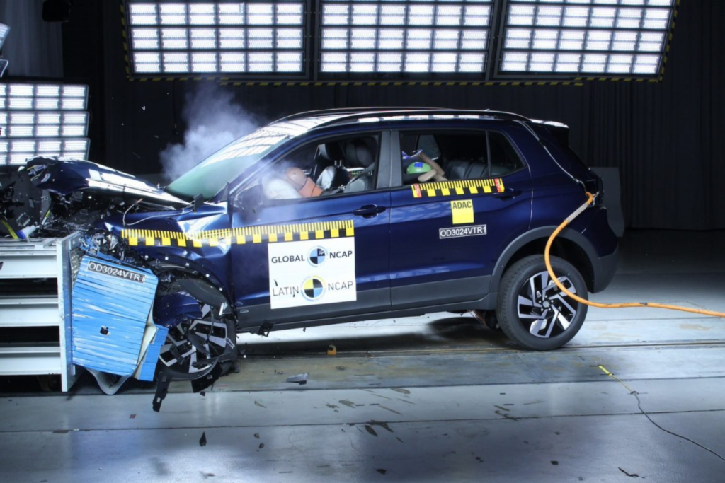 Infografía técnica detallando las pruebas de seguridad Latin NCAP en vehículos Volkswagen.