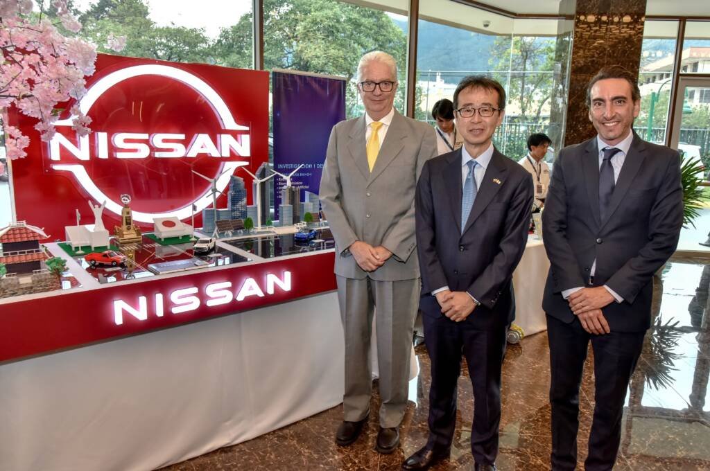 Directivos de Nissan y el Embajador de Japón analizando las relaciones comerciales entre Ecuador y Japón en Quito.
