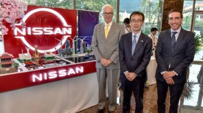 Directivos de Nissan y el Embajador de Japón analizando las relaciones comerciales entre Ecuador y Japón en Quito.