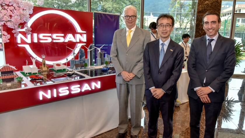 Directivos de Nissan y el Embajador de Japón analizando las relaciones comerciales entre Ecuador y Japón en Quito.
