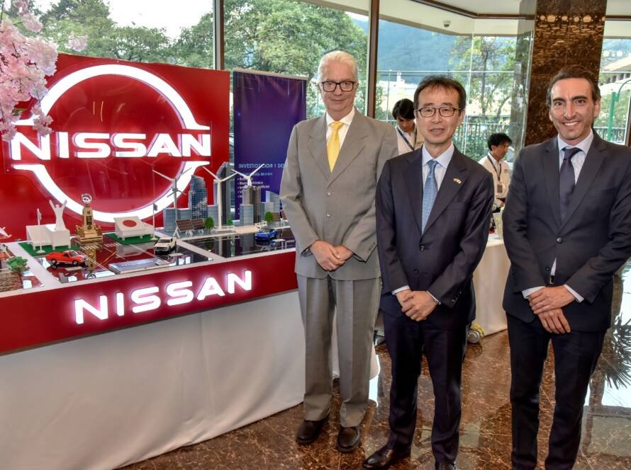 Directivos de Nissan y el Embajador de Japón analizando las relaciones comerciales entre Ecuador y Japón en Quito.