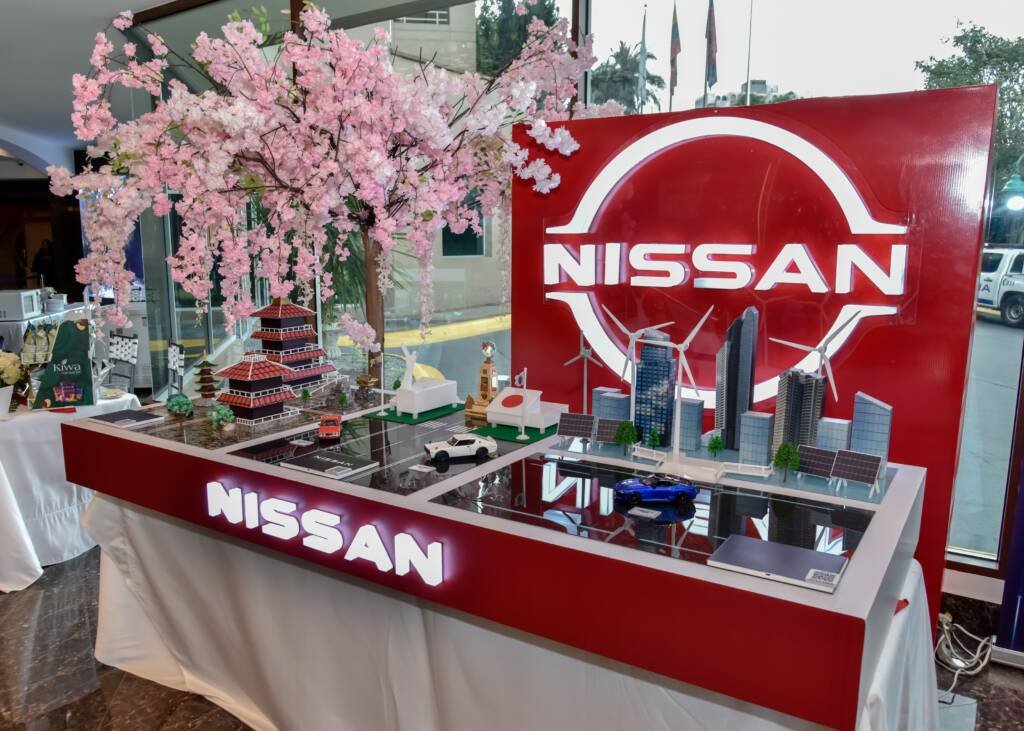 Directivos de Nissan y el Embajador de Japón analizando las relaciones comerciales entre Ecuador y Japón en Quito.