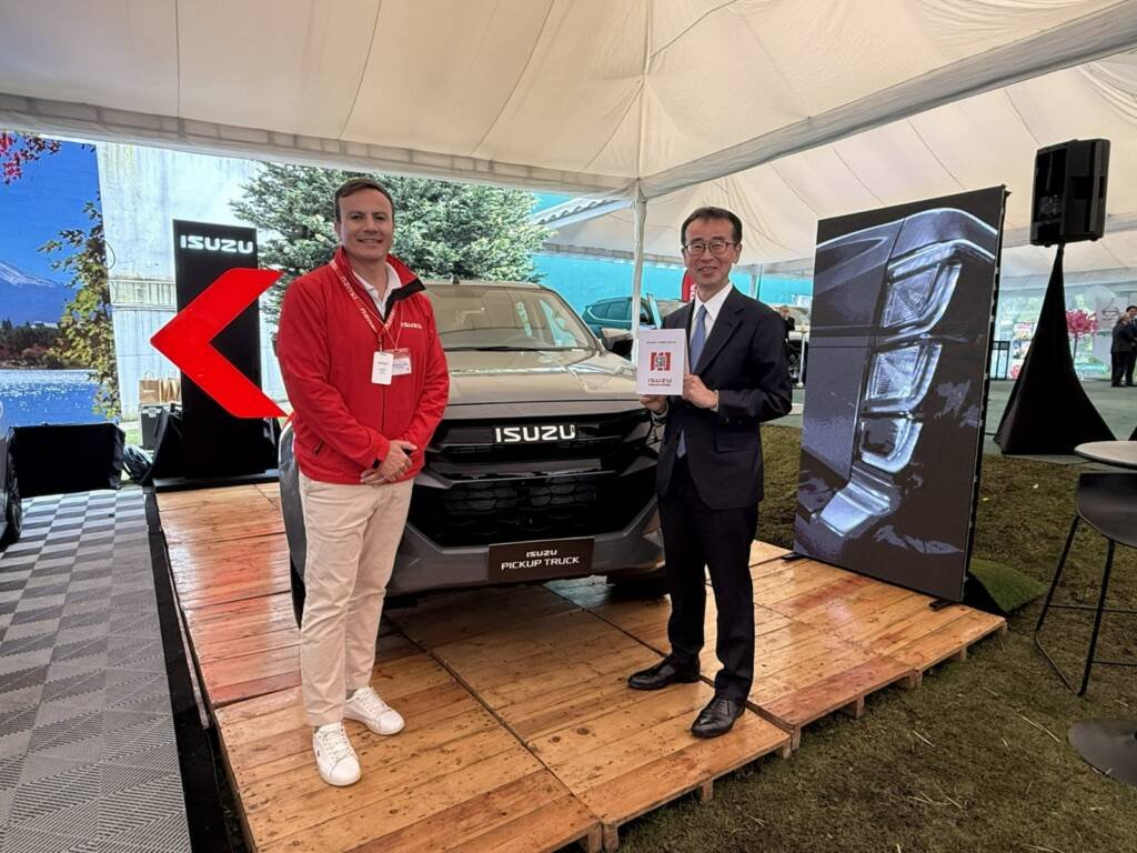 Stand de Isuzu durante la recepción oficial del Día Nacional del Japón en la Embajada de Japón en Ecuador